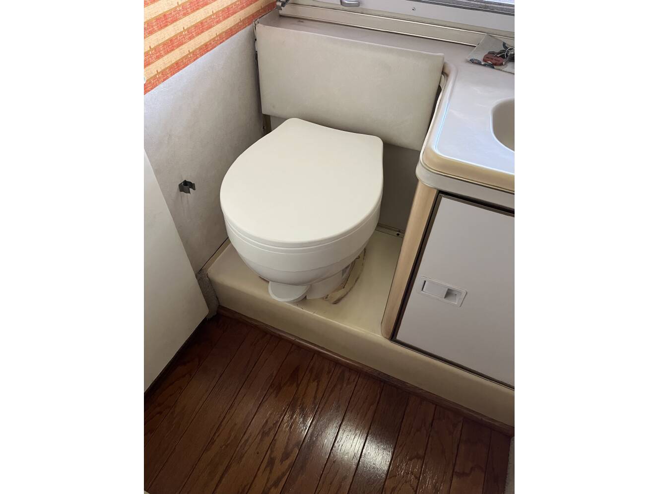 A photo of this 1976 Airstream LAND YACHT 25