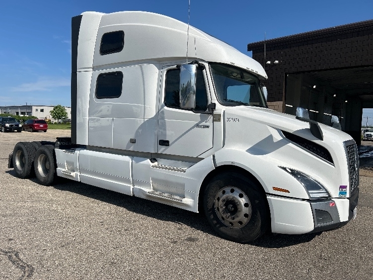 2023 VOLVO VNL64860 in Holland, MI