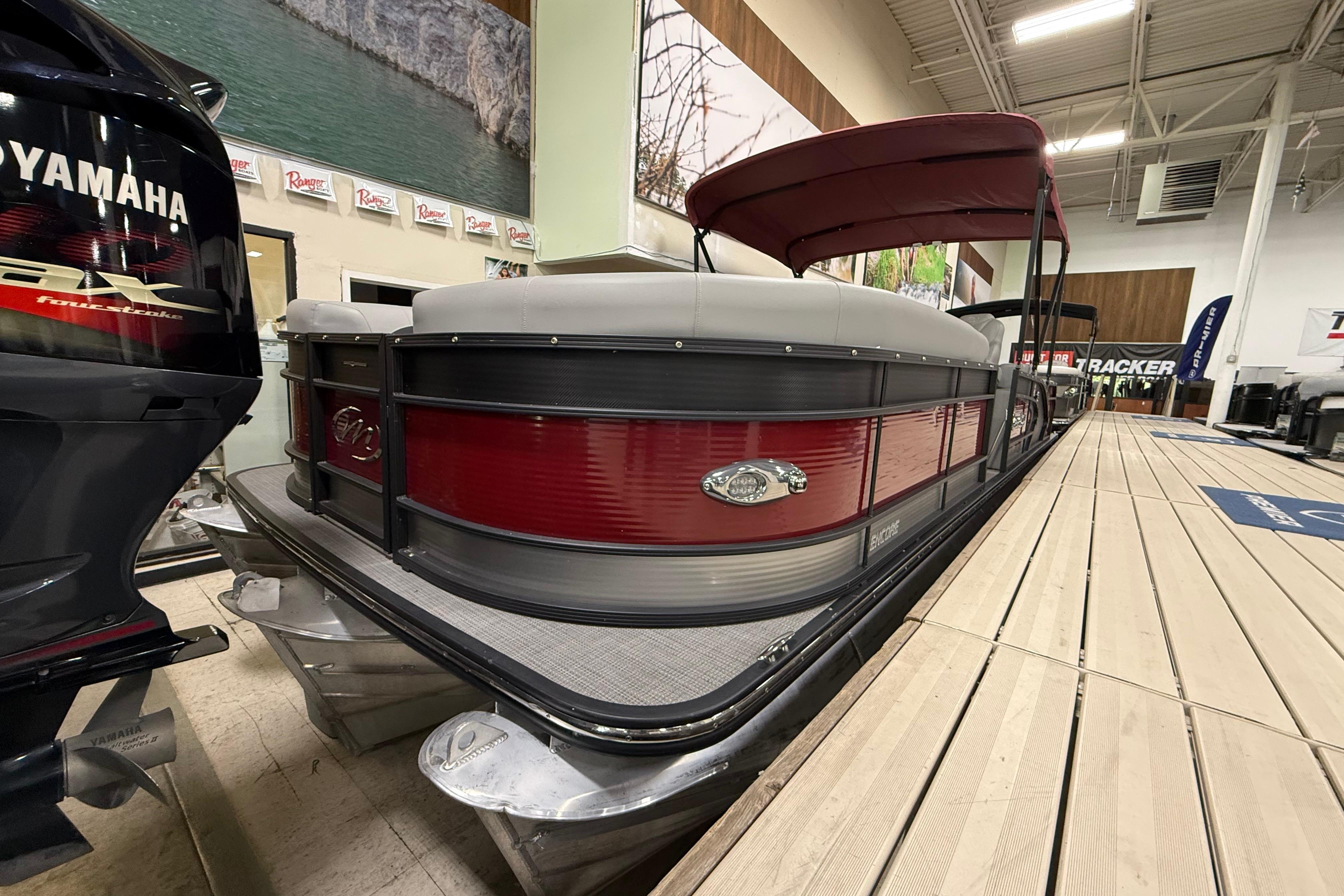2022 Manitou 25 Encore STERN LOUNGER (SL) in sterling heights MI