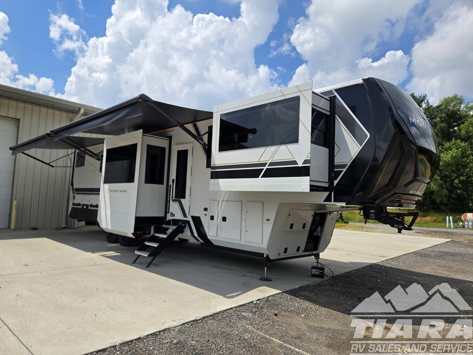 2027 Keystone Rv Montana 3800FL in elkhart IN