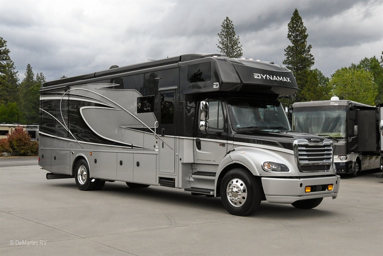 2027 Dynamax Dynaquest XL 3400KD in grass valley CA