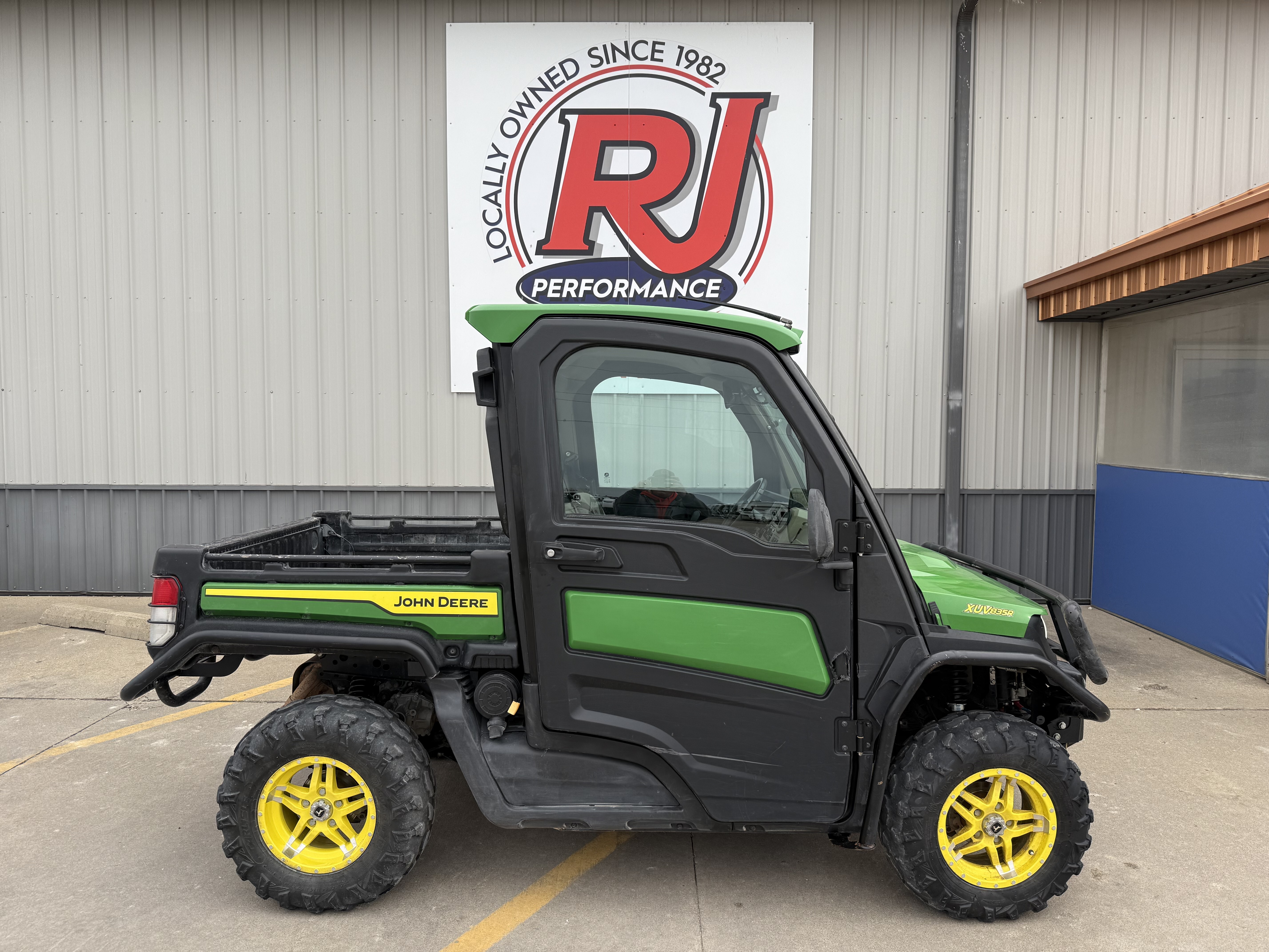 2023 John Deere XUV835R Premium Cab in ottumwa IA