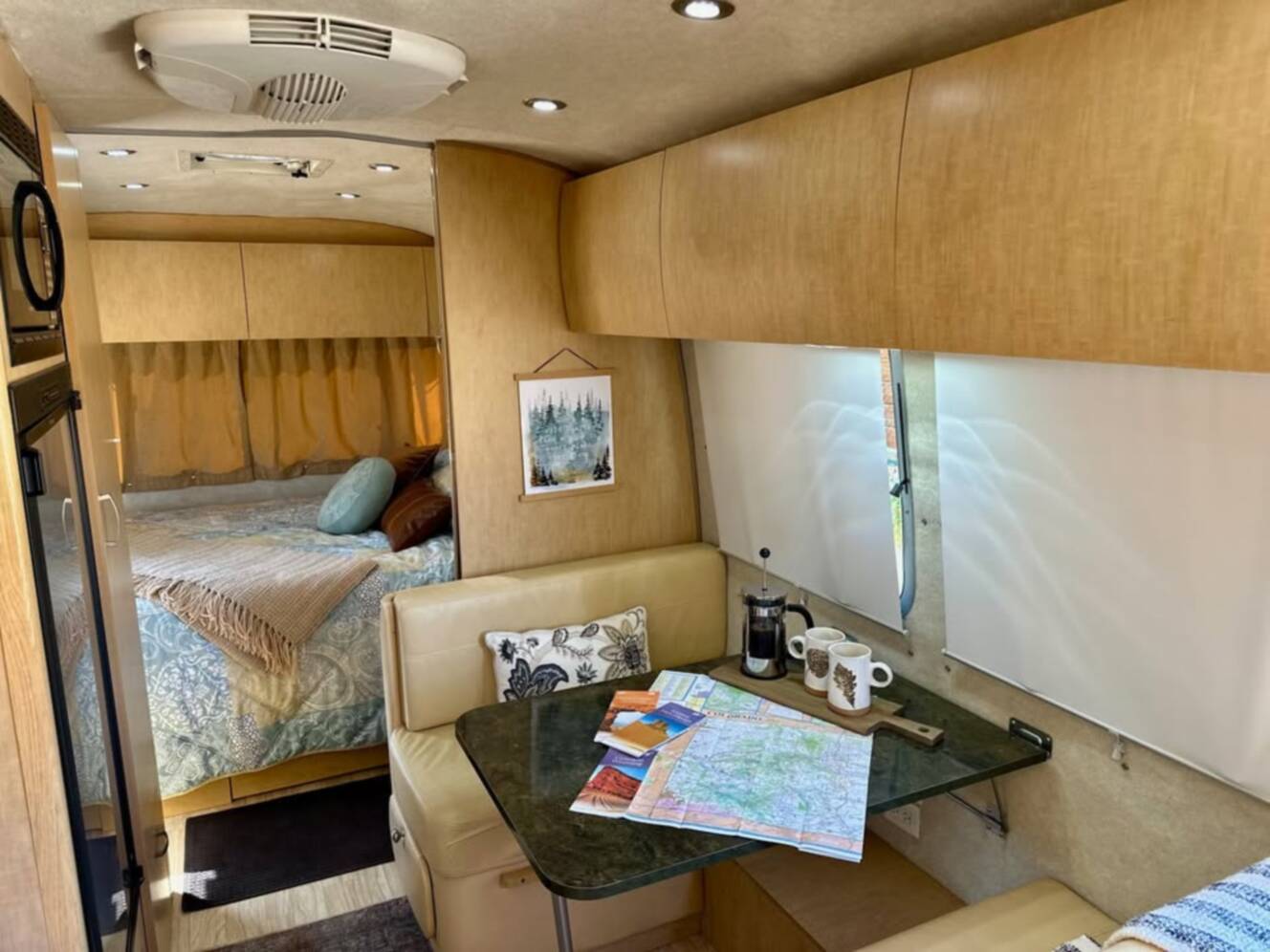 A photo of this 2013 Airstream FLYING CLOUD 23FB QUEEN