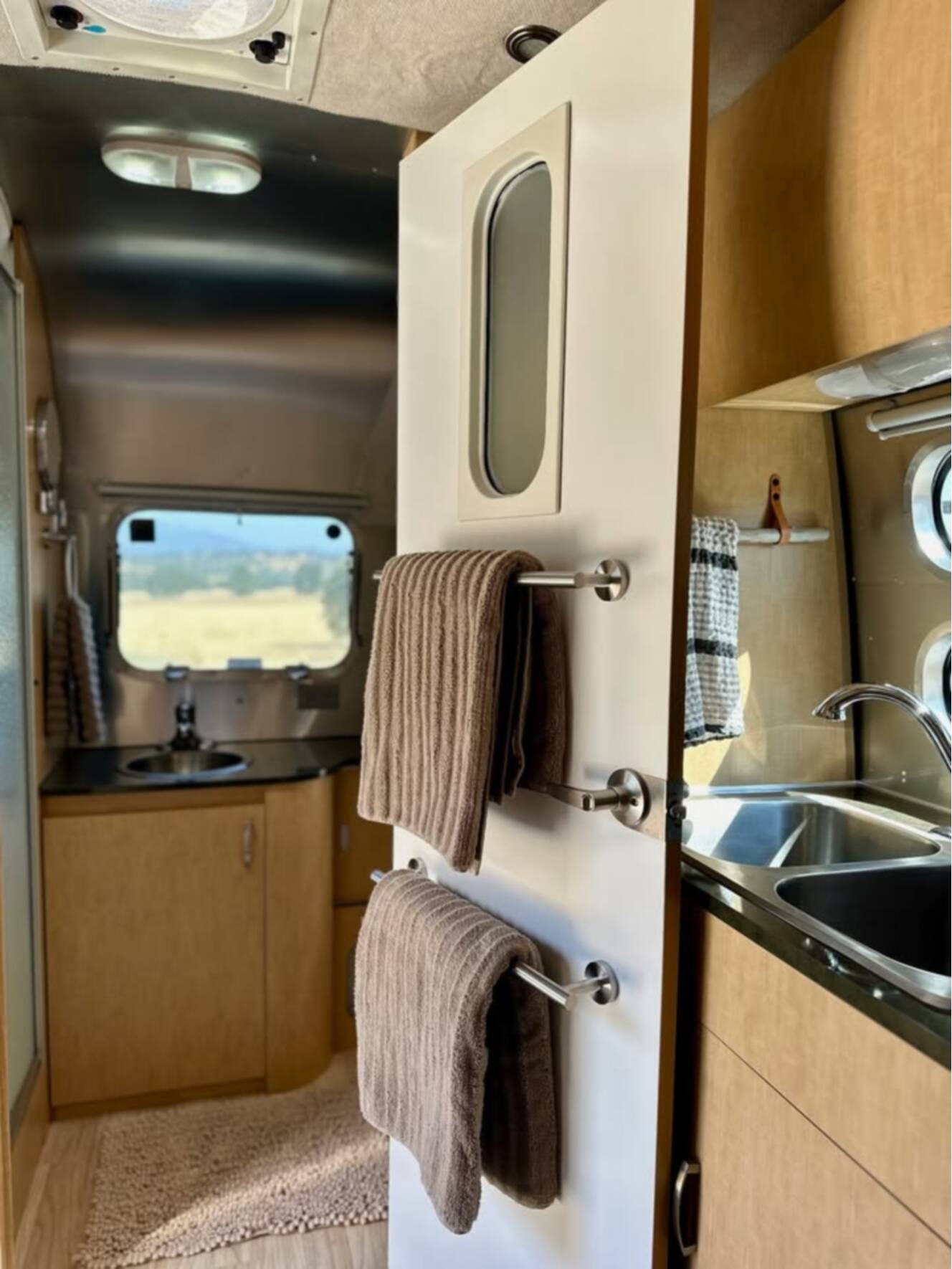 A photo of this 2013 Airstream FLYING CLOUD 23FB QUEEN