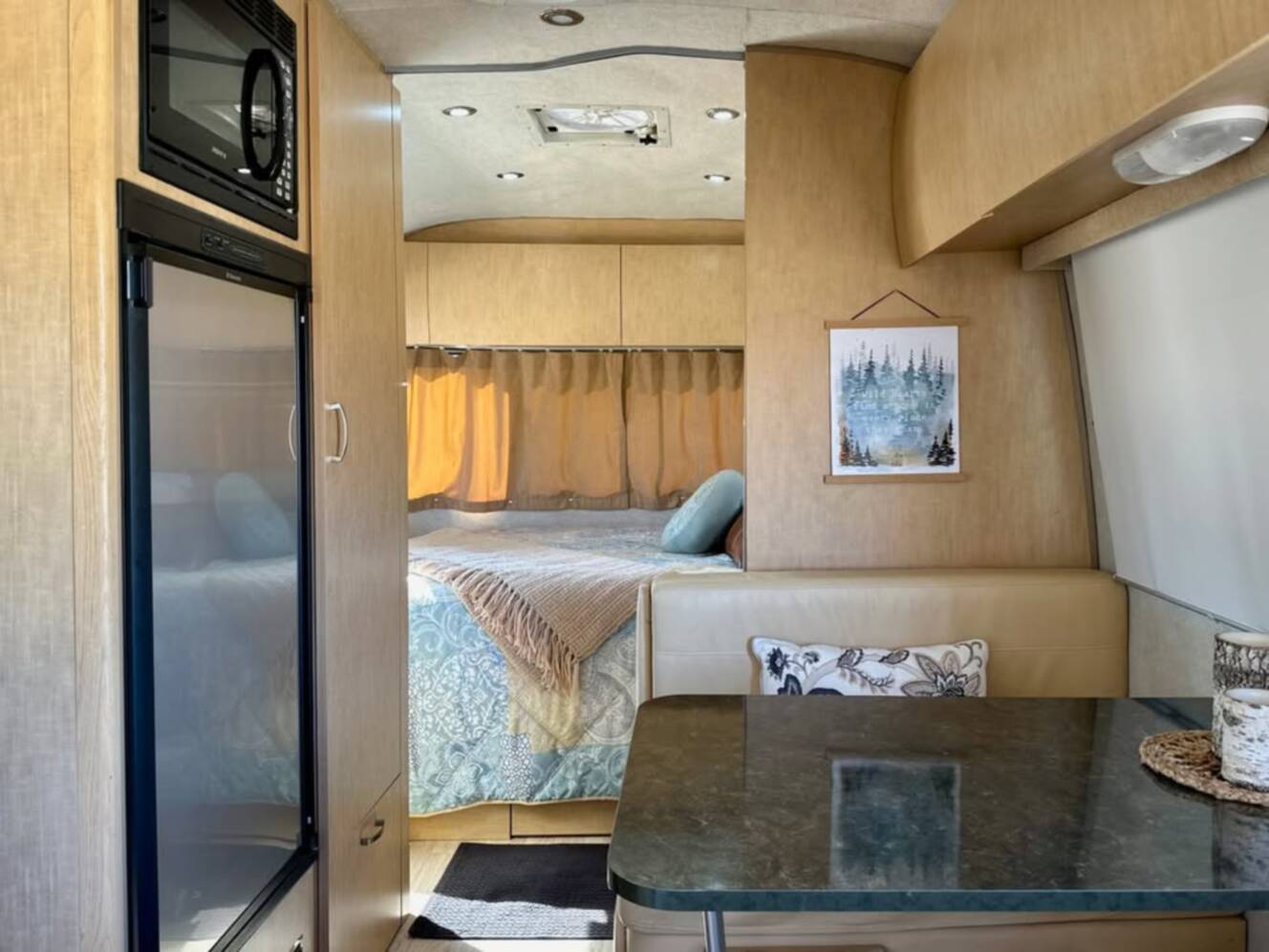 A photo of this 2013 Airstream FLYING CLOUD 23FB QUEEN