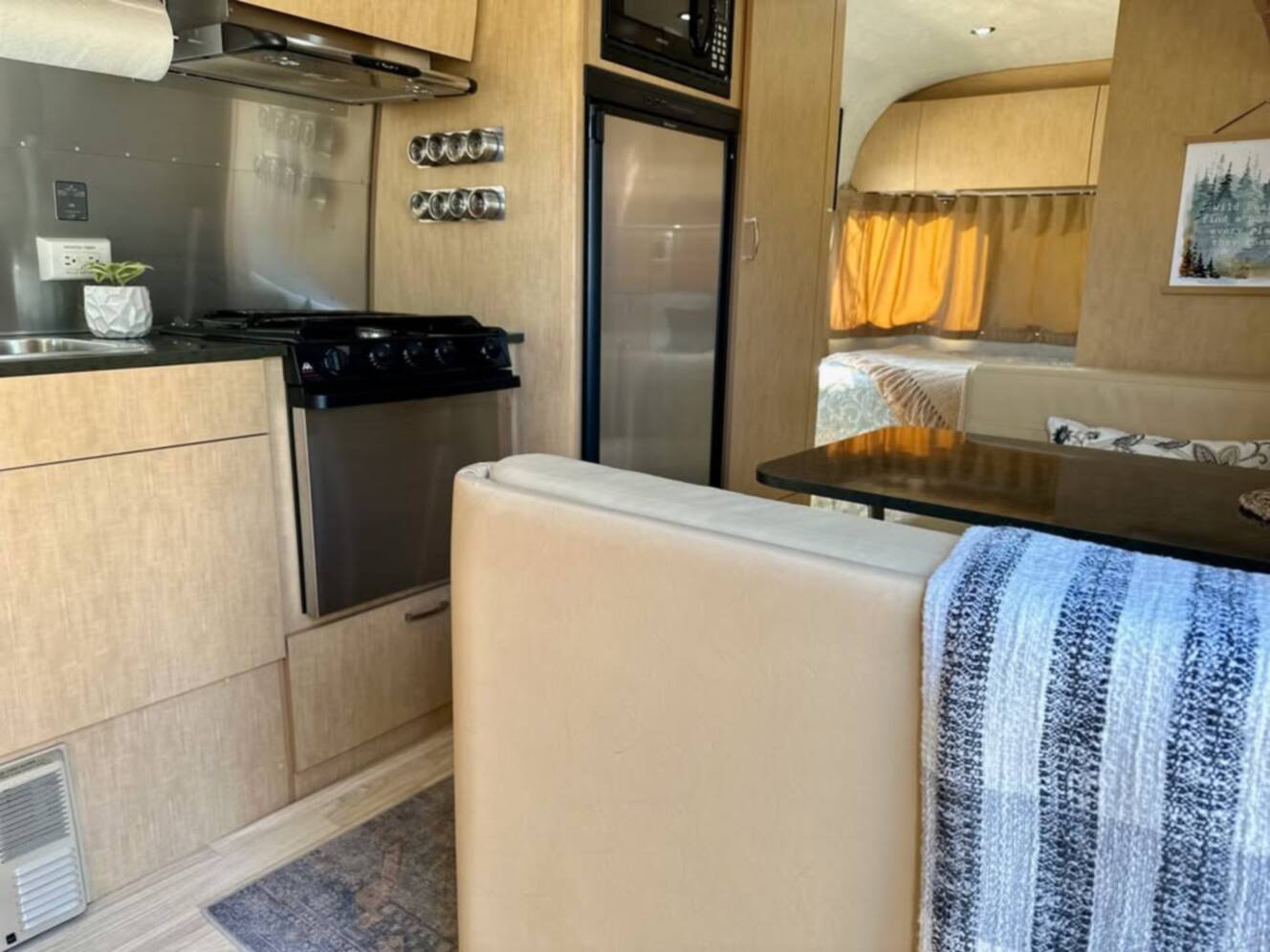 A photo of this 2013 Airstream FLYING CLOUD 23FB QUEEN