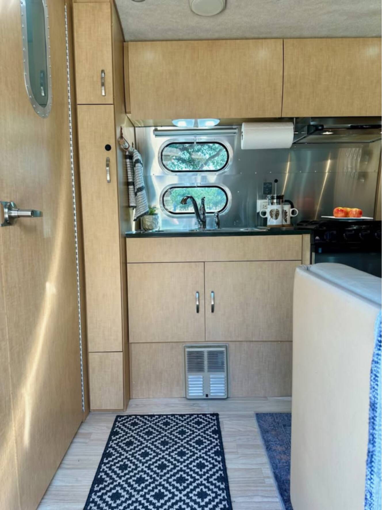 A photo of this 2013 Airstream FLYING CLOUD 23FB QUEEN