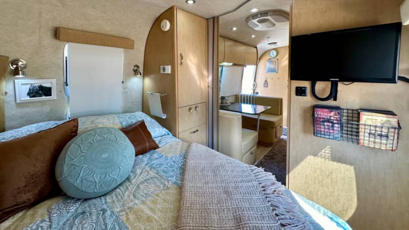 A photo of this 2013 Airstream FLYING CLOUD 23FB QUEEN