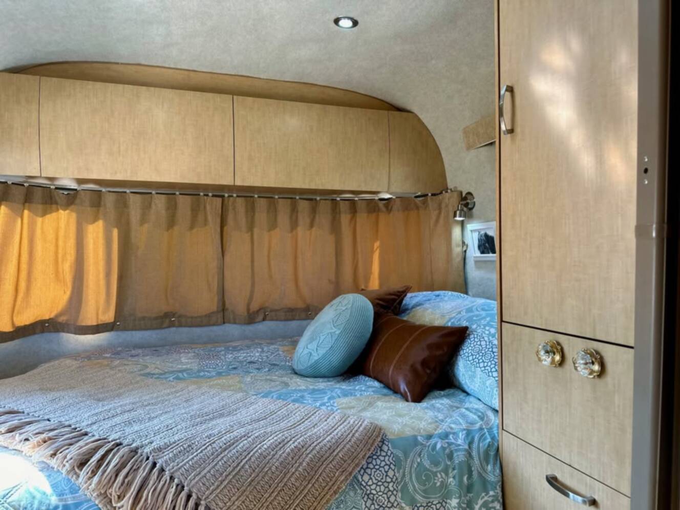 A photo of this 2013 Airstream FLYING CLOUD 23FB QUEEN