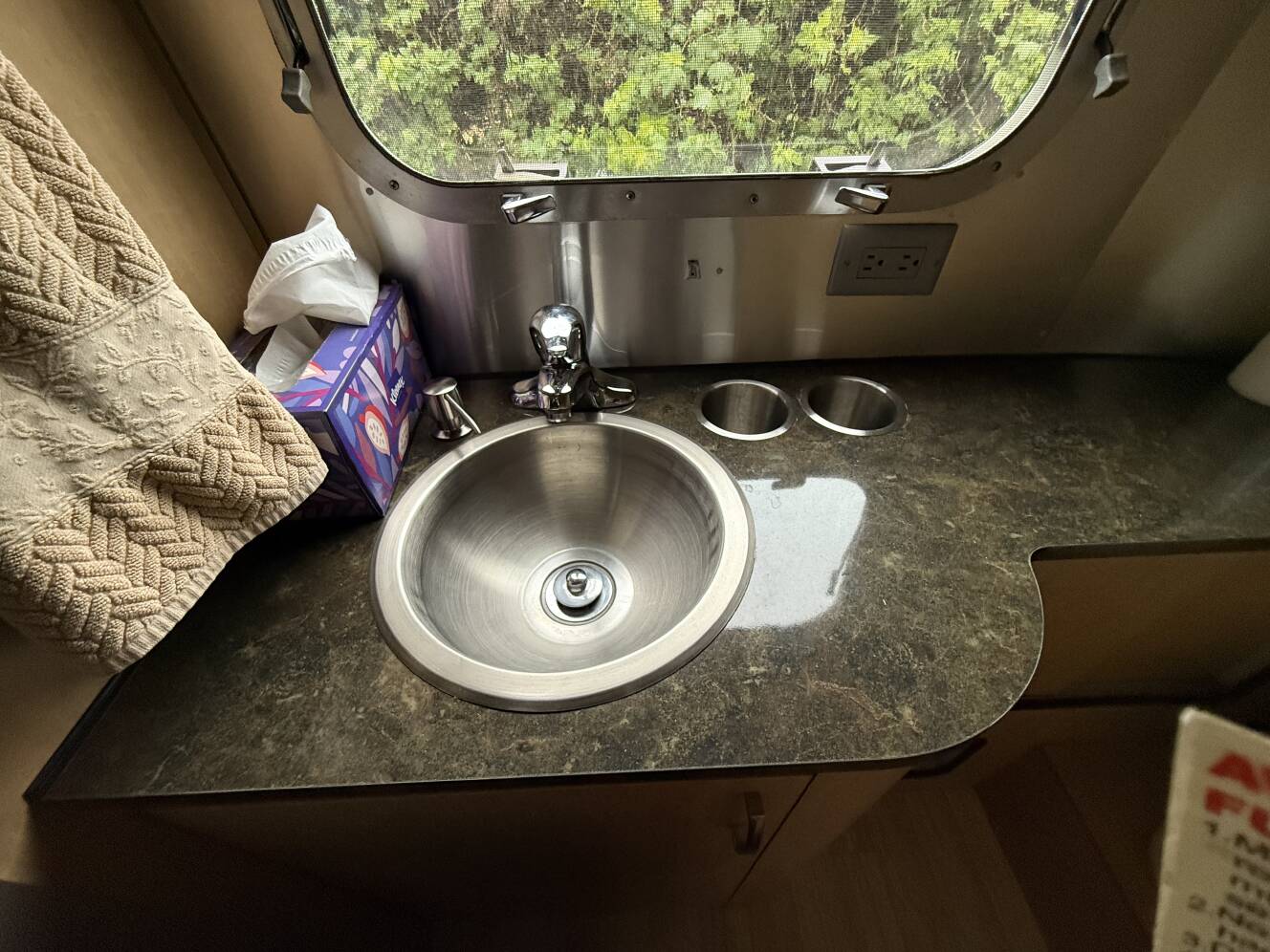 A photo of this 2013 Airstream FLYING CLOUD 23FB QUEEN