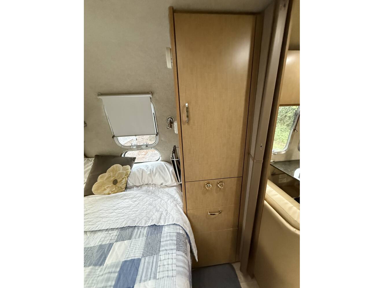 A photo of this 2013 Airstream FLYING CLOUD 23FB QUEEN