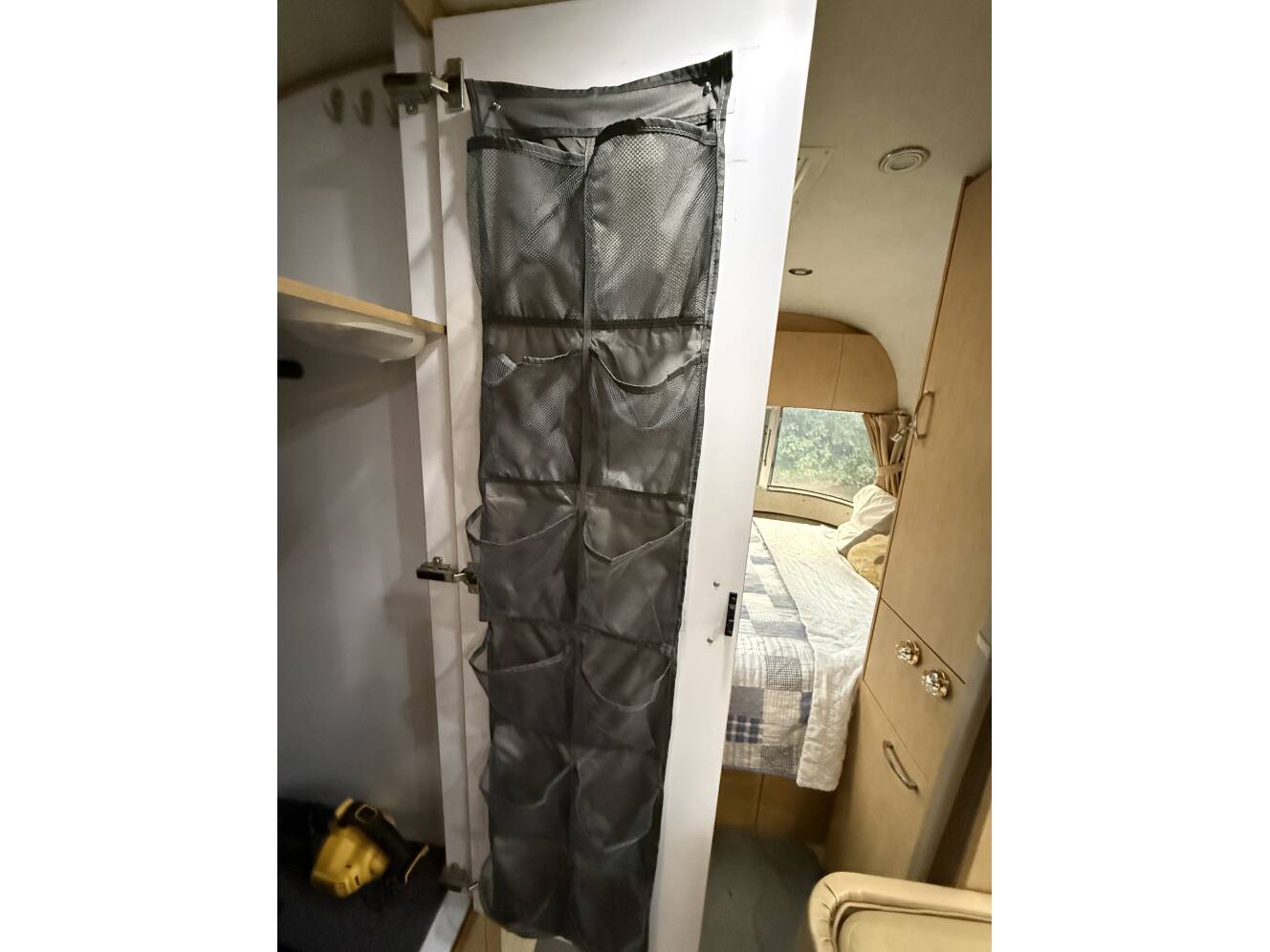 A photo of this 2013 Airstream FLYING CLOUD 23FB QUEEN