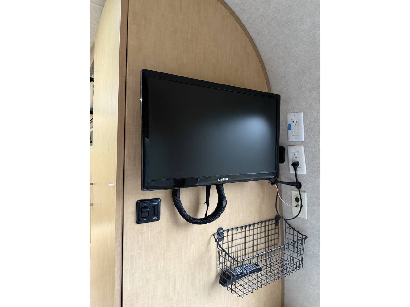 A photo of this 2013 Airstream FLYING CLOUD 23FB QUEEN