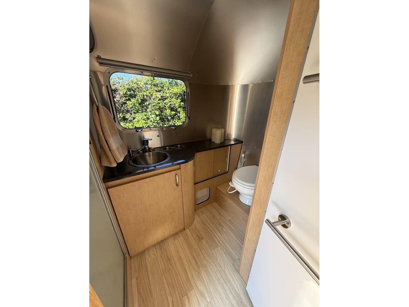 A photo of this 2013 Airstream FLYING CLOUD 23FB QUEEN