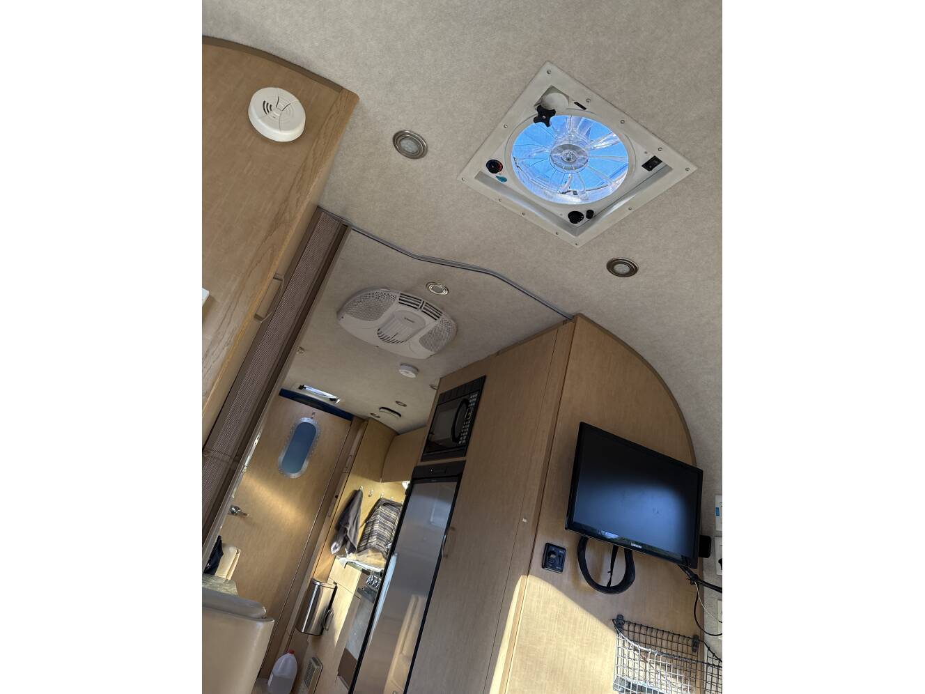 A photo of this 2013 Airstream FLYING CLOUD 23FB QUEEN