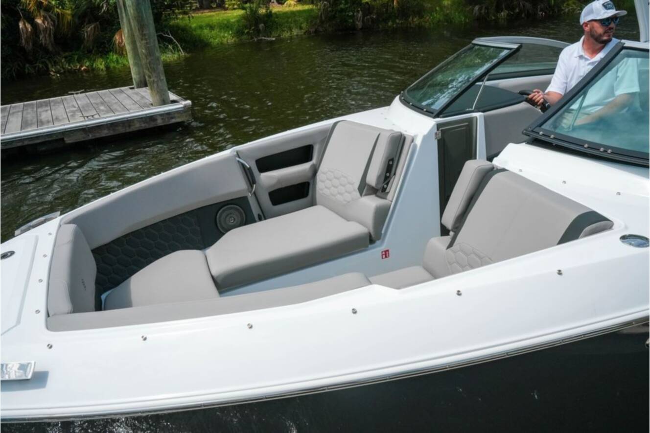A photo of this 2026 Four Winns H6 OB
