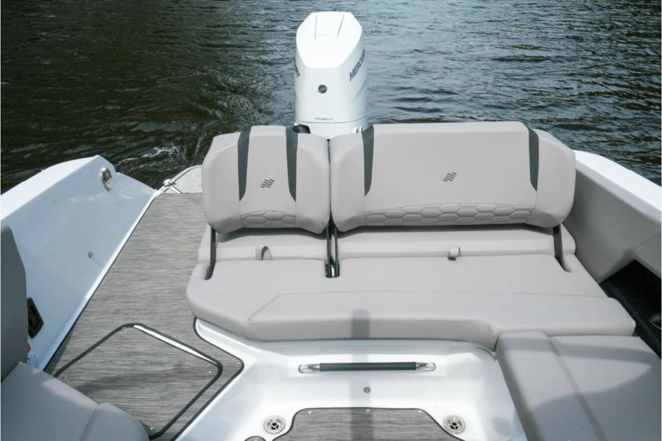 A photo of this 2026 Four Winns H6 OB