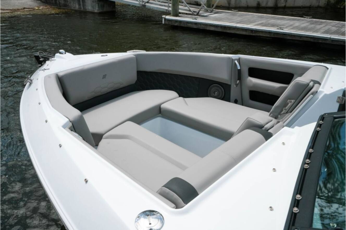 A photo of this 2026 Four Winns H6 OB