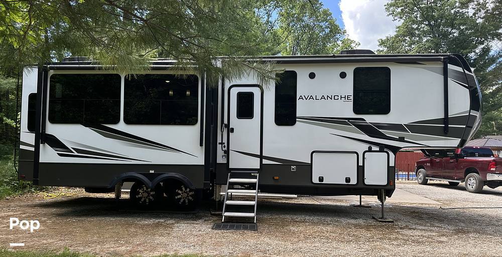 2020 Keystone Avalanche 313RS in harrison MI
