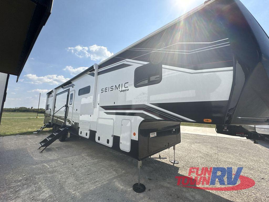 2026 Jayco Seismic 413 in corsicana TX