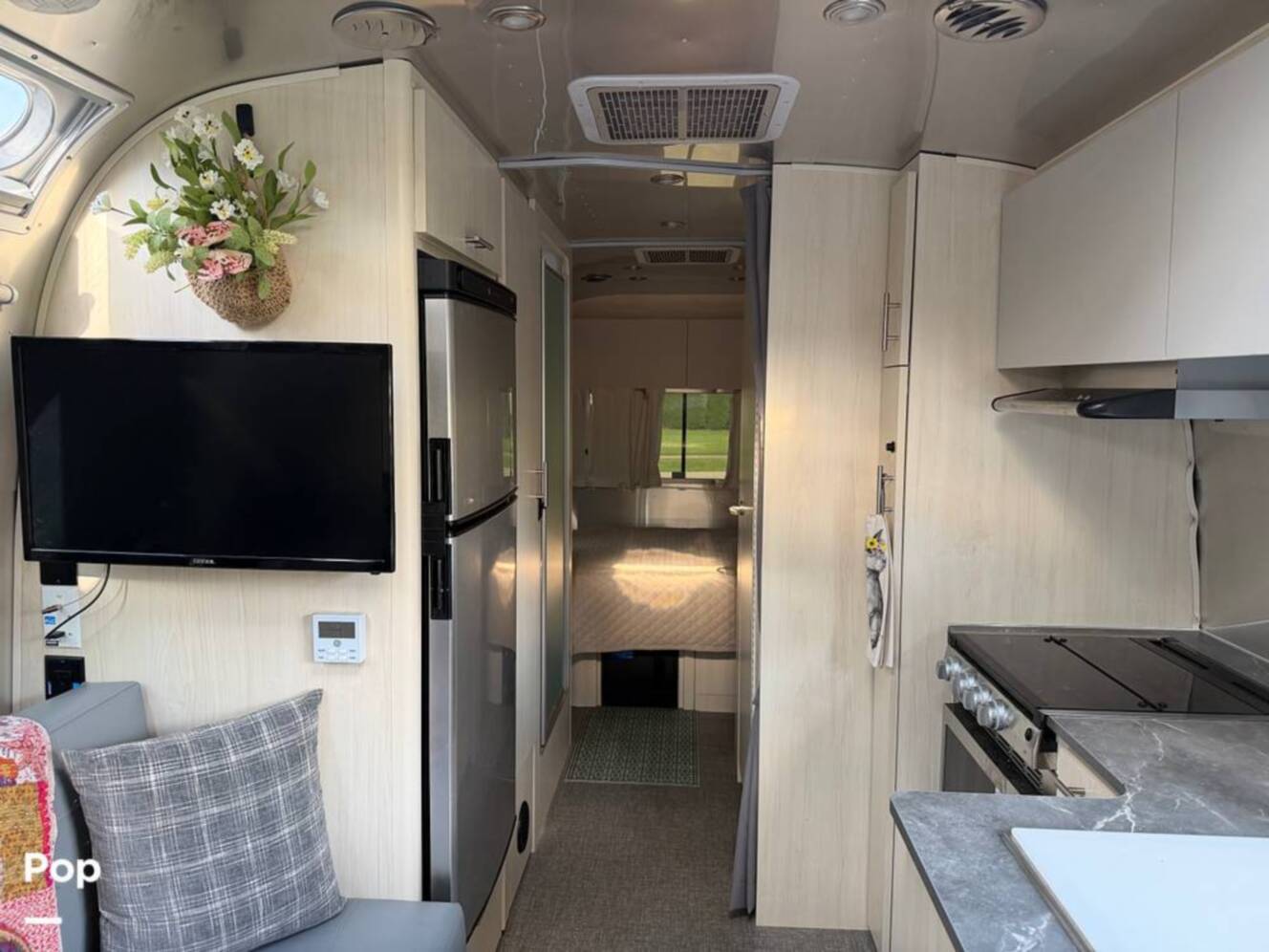 A photo of this 2024 Airstream Flying Cloud 25FB Queen