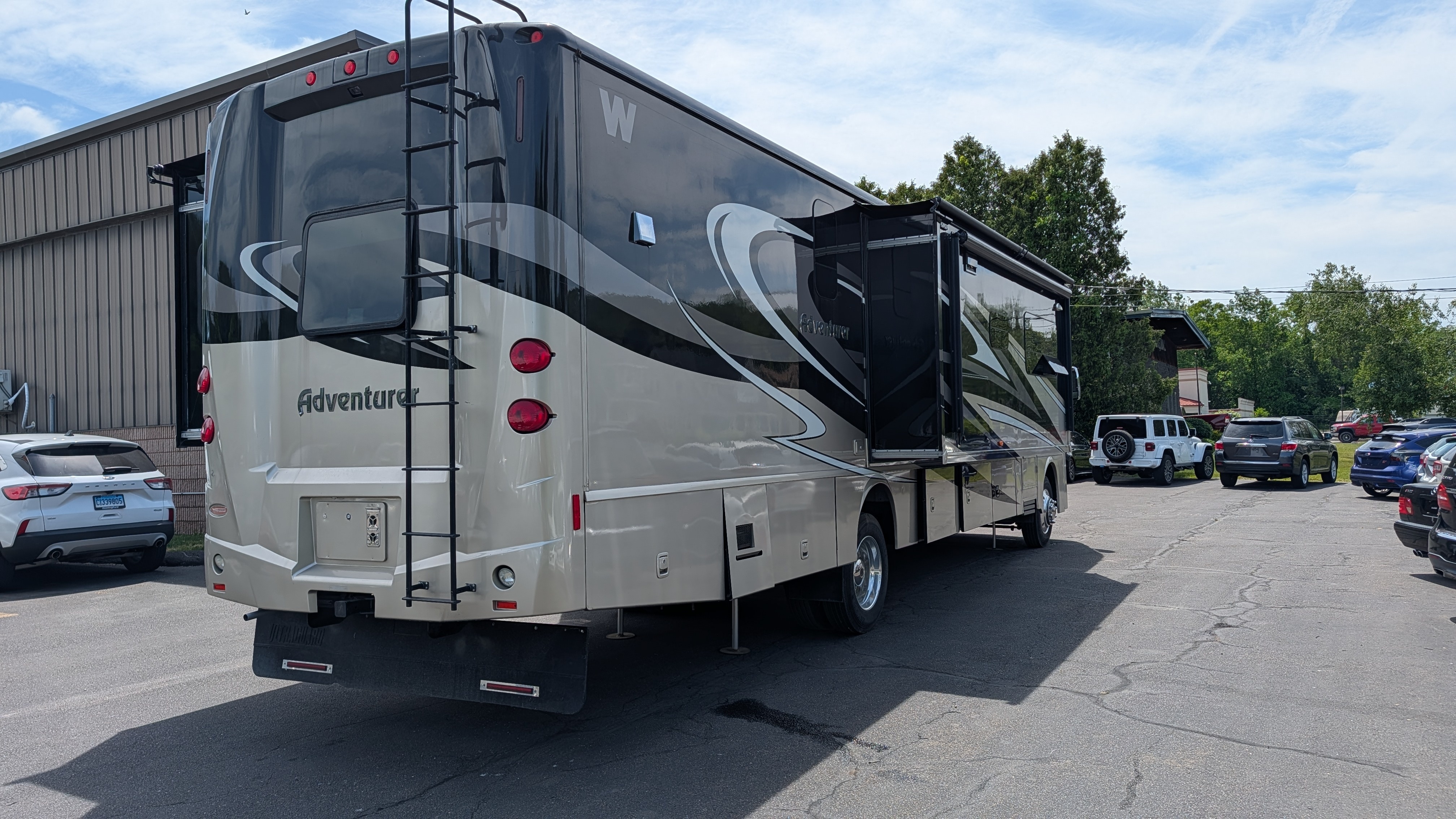 2014 Winnebago ADVENTURER 38Q in bristol CT