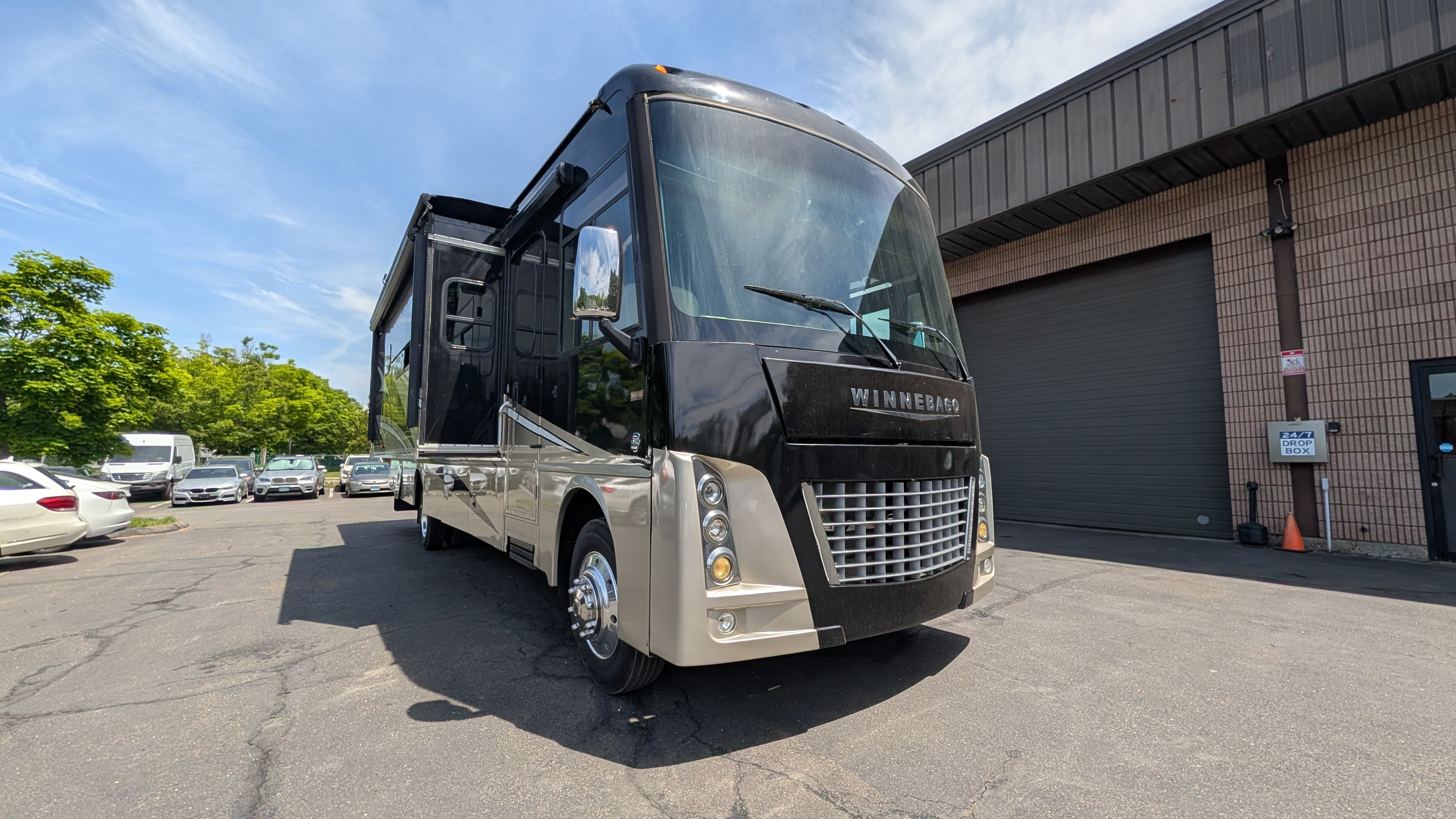 2014 Winnebago ADVENTURER 38Q in bristol CT