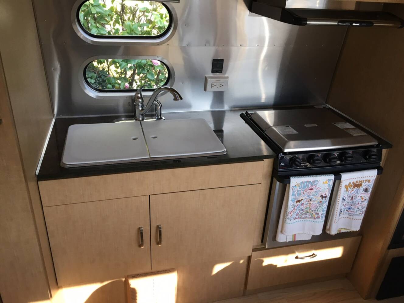 A photo of this 2015 Airstream FLYING CLOUD 23FB