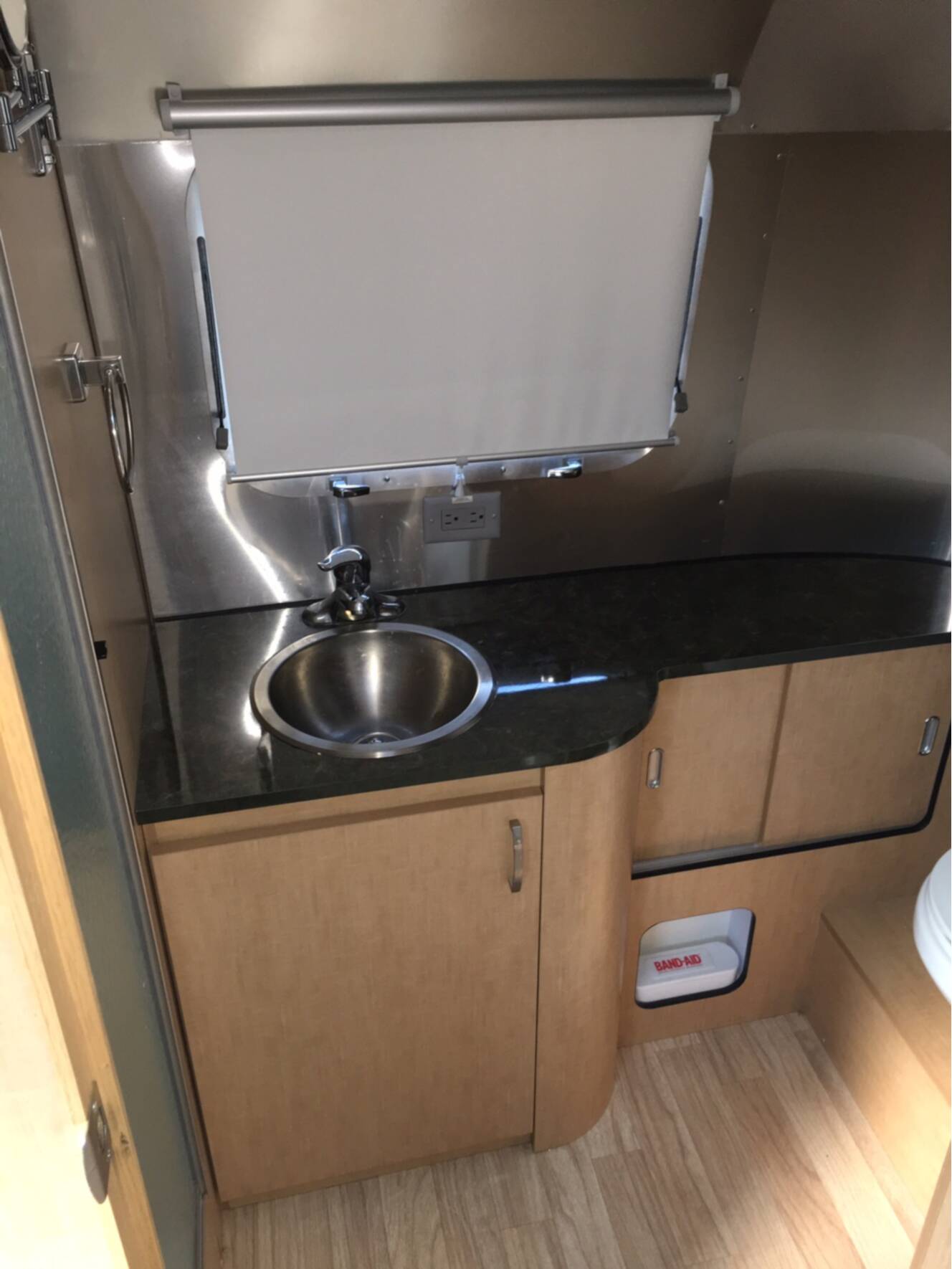 A photo of this 2015 Airstream FLYING CLOUD 23FB