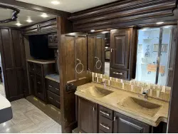 2017 TIFFIN MOTORHOMES 45OPP