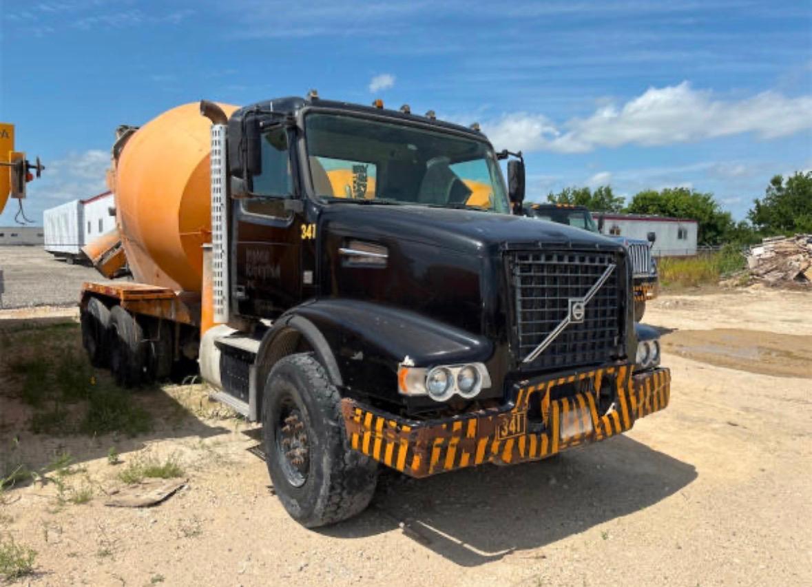 2016 VOLVO CHD in Miami, FL
