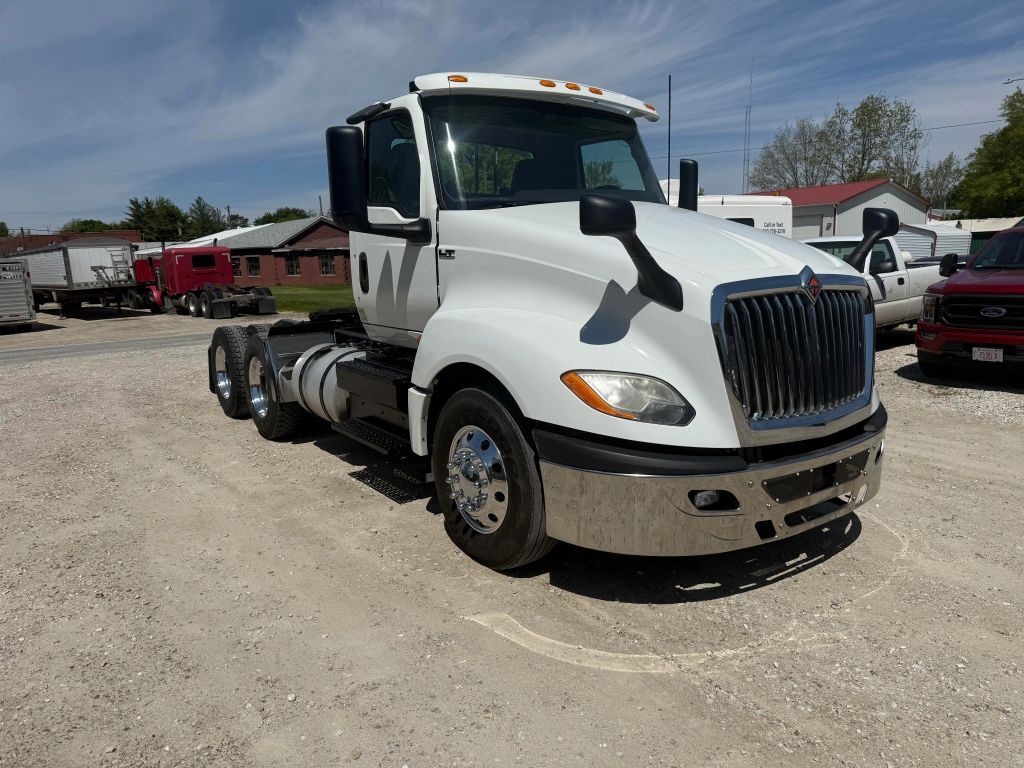 2018 INTERNATIONAL LT in London Mills, IL