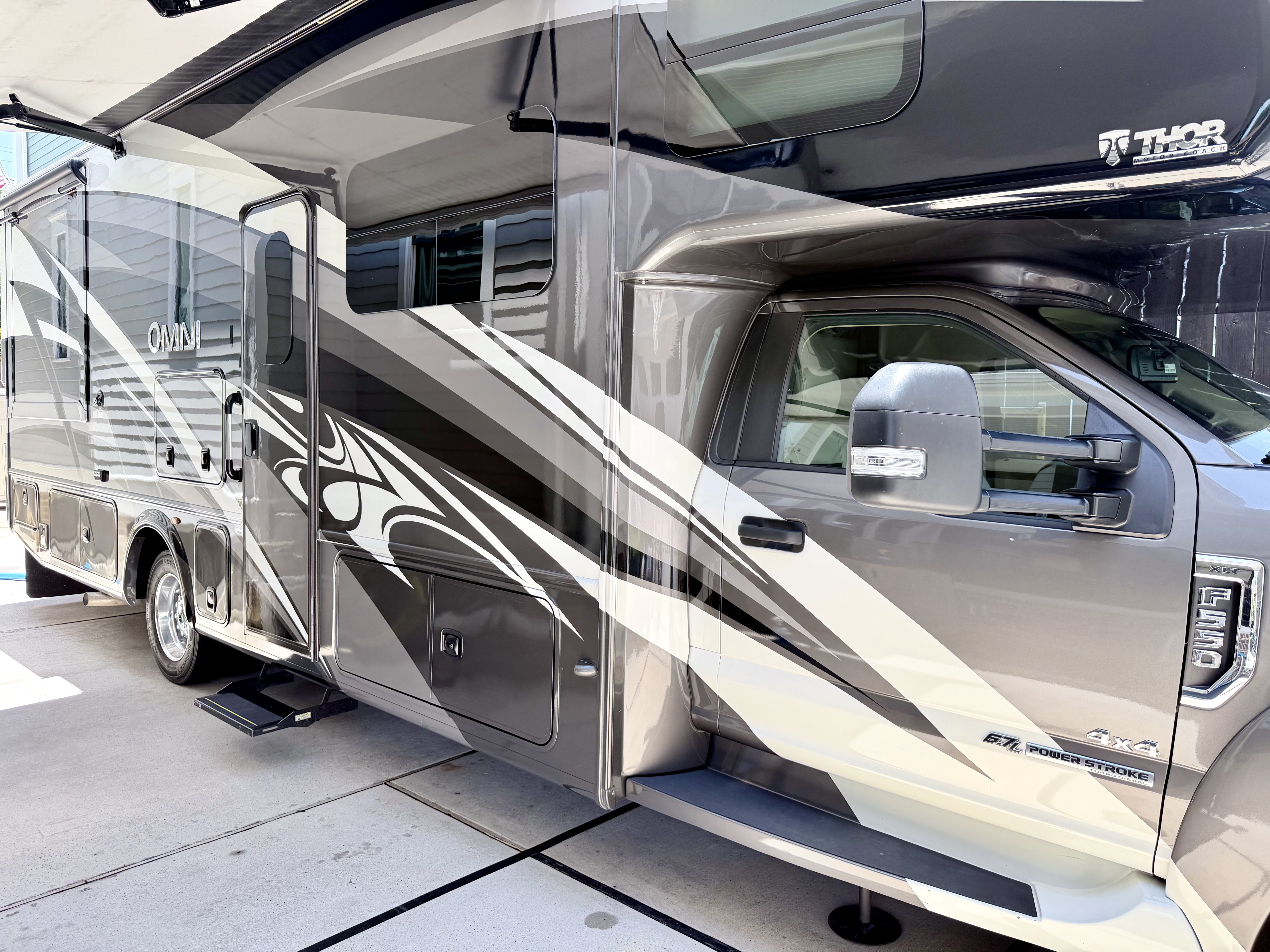 2021 Thor Motor Coach OMNI SUPER C XG32 in houston TX