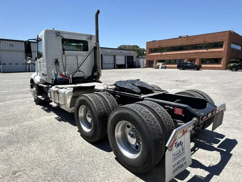 2022 VOLVO VNL64T300