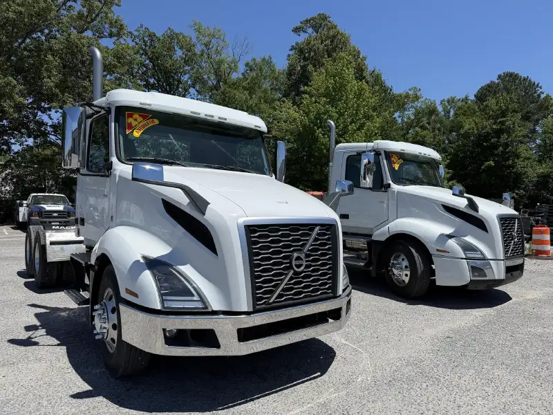 2022 VOLVO VNL64T300