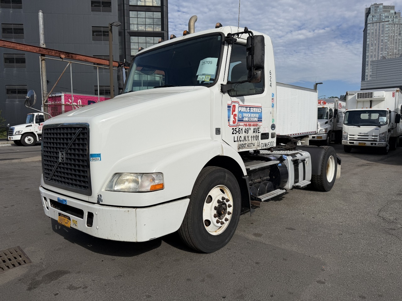 2015 VOLVO VN in Plainview, NY