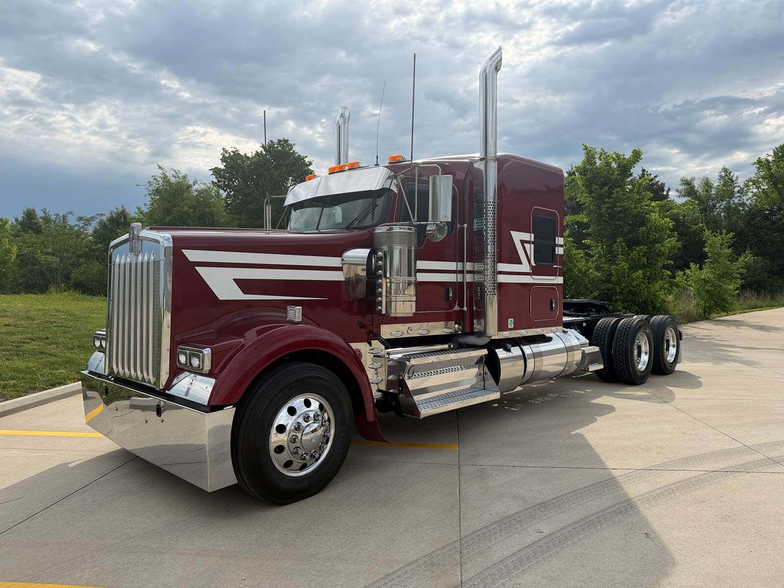 2023 KENWORTH W900L in Springfield, MO