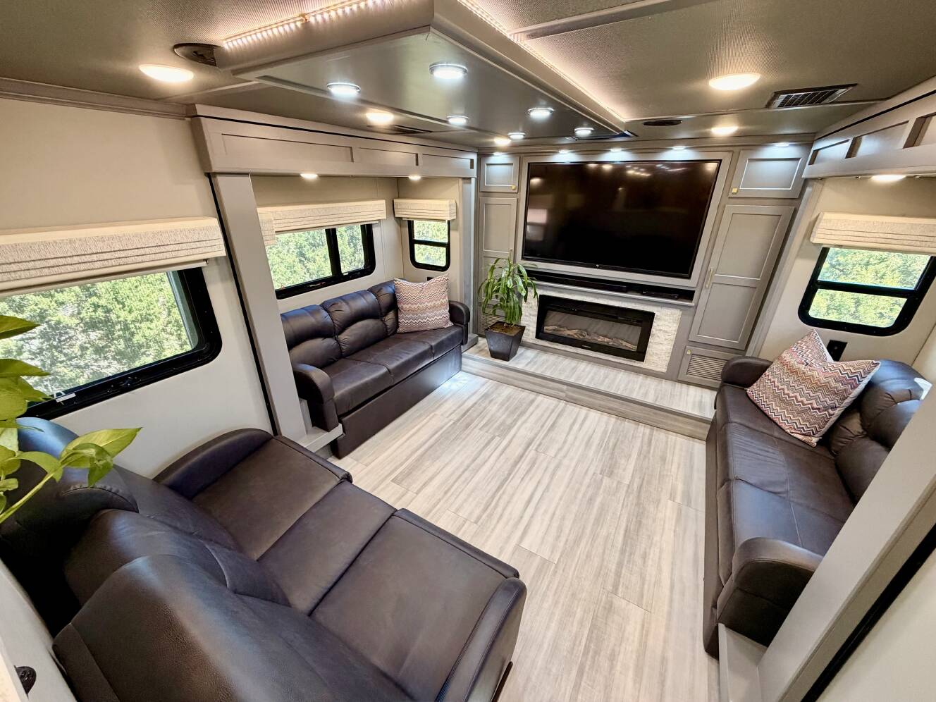 A photo of this 2021 Luxe ELITE 44 FL