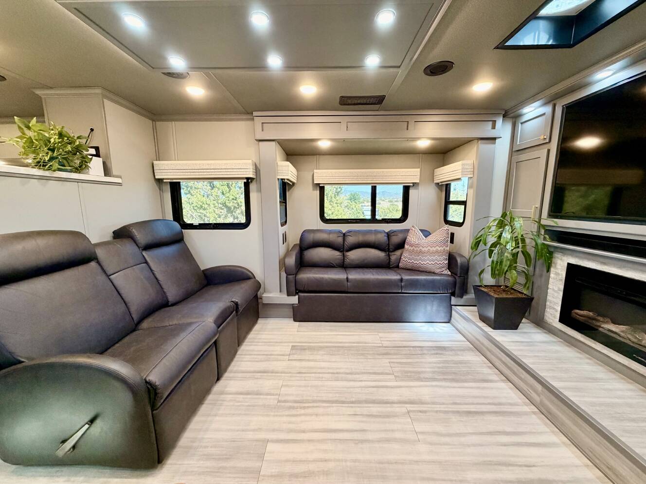 A photo of this 2021 Luxe ELITE 44 FL