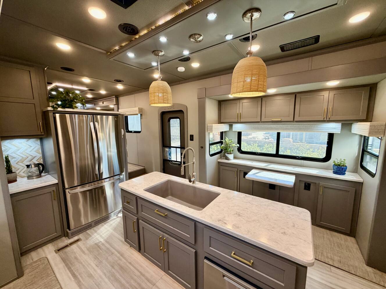 A photo of this 2021 Luxe ELITE 44 FL