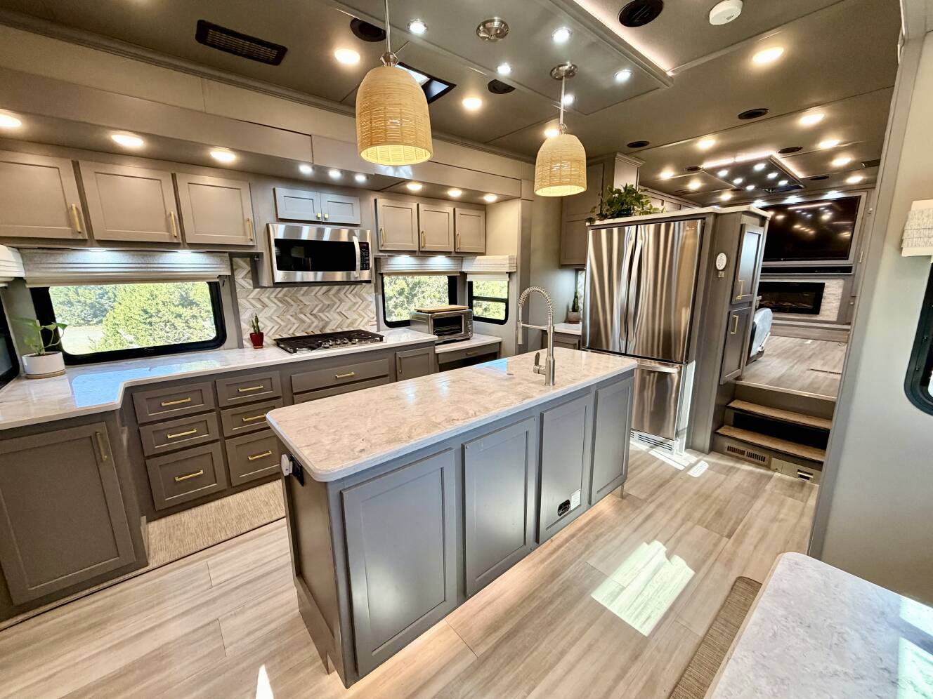 A photo of this 2021 Luxe ELITE 44 FL