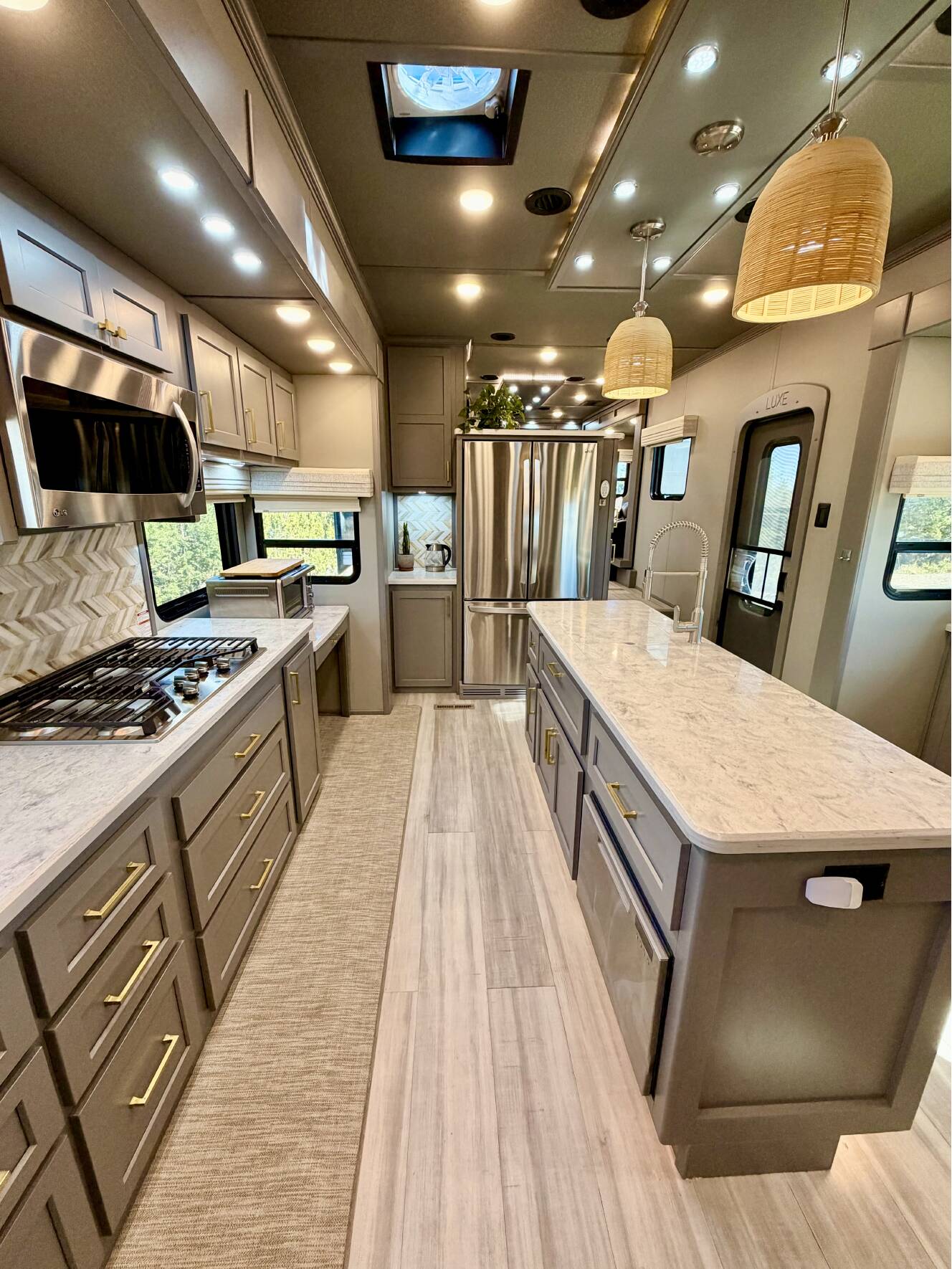 A photo of this 2021 Luxe ELITE 44 FL