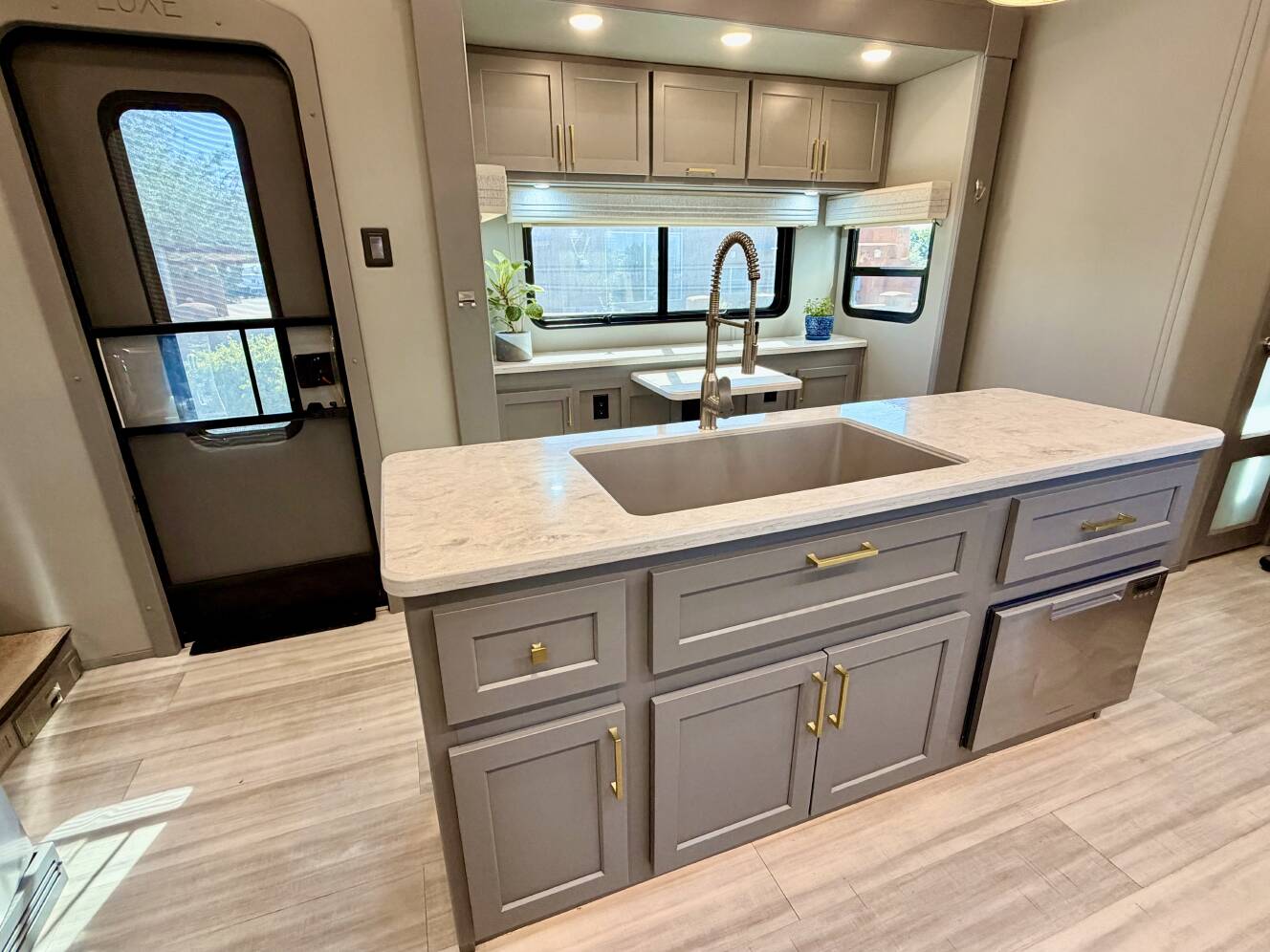A photo of this 2021 Luxe ELITE 44 FL