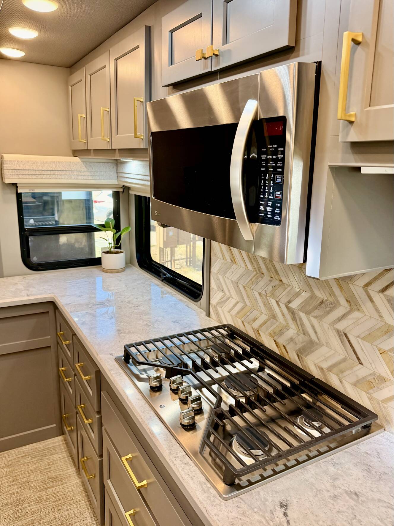 A photo of this 2021 Luxe ELITE 44 FL