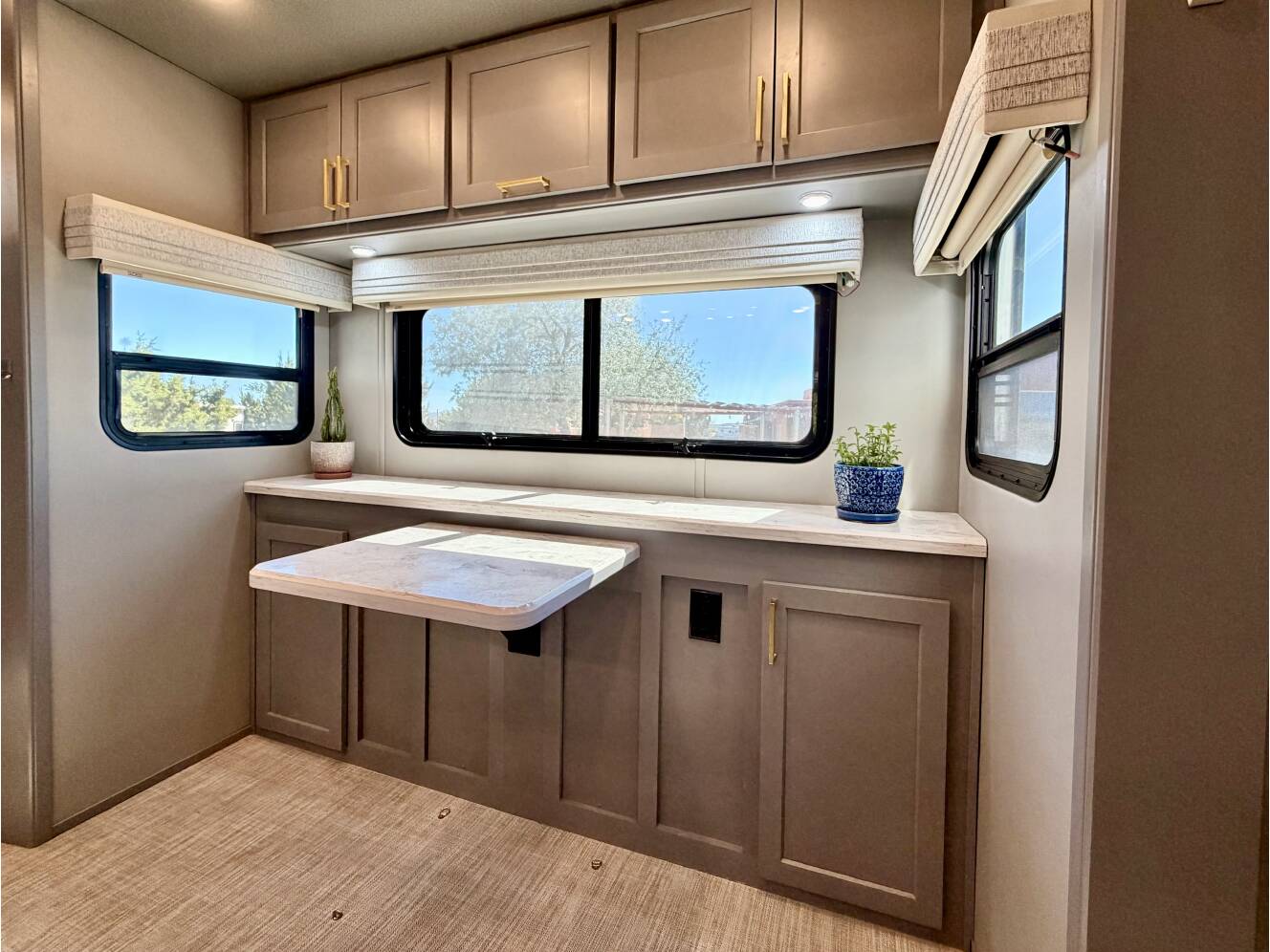 A photo of this 2021 Luxe ELITE 44 FL