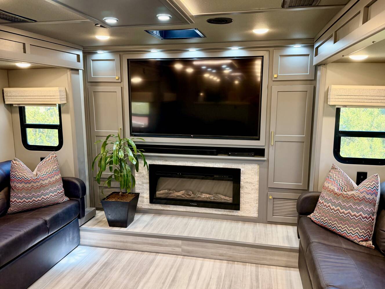 A photo of this 2021 Luxe ELITE 44 FL