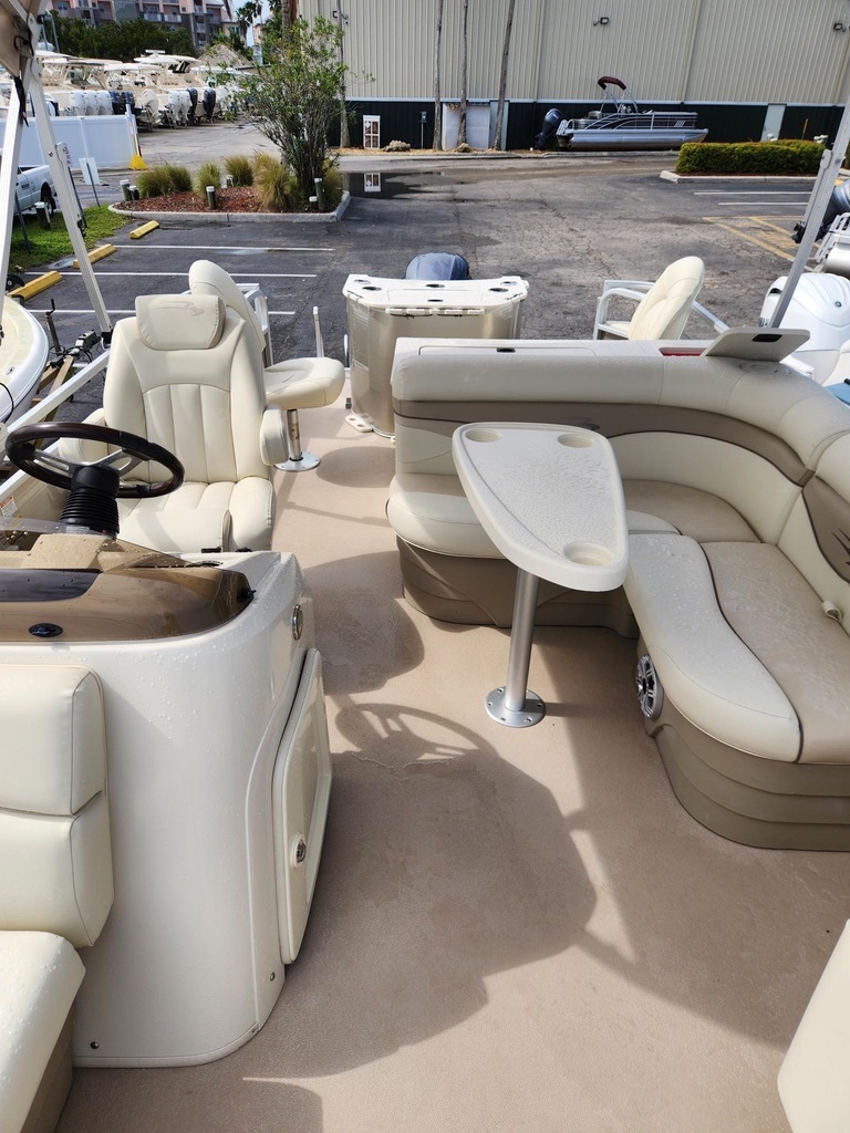 2015 Bennington L SERIES 24 in weirsdale FL