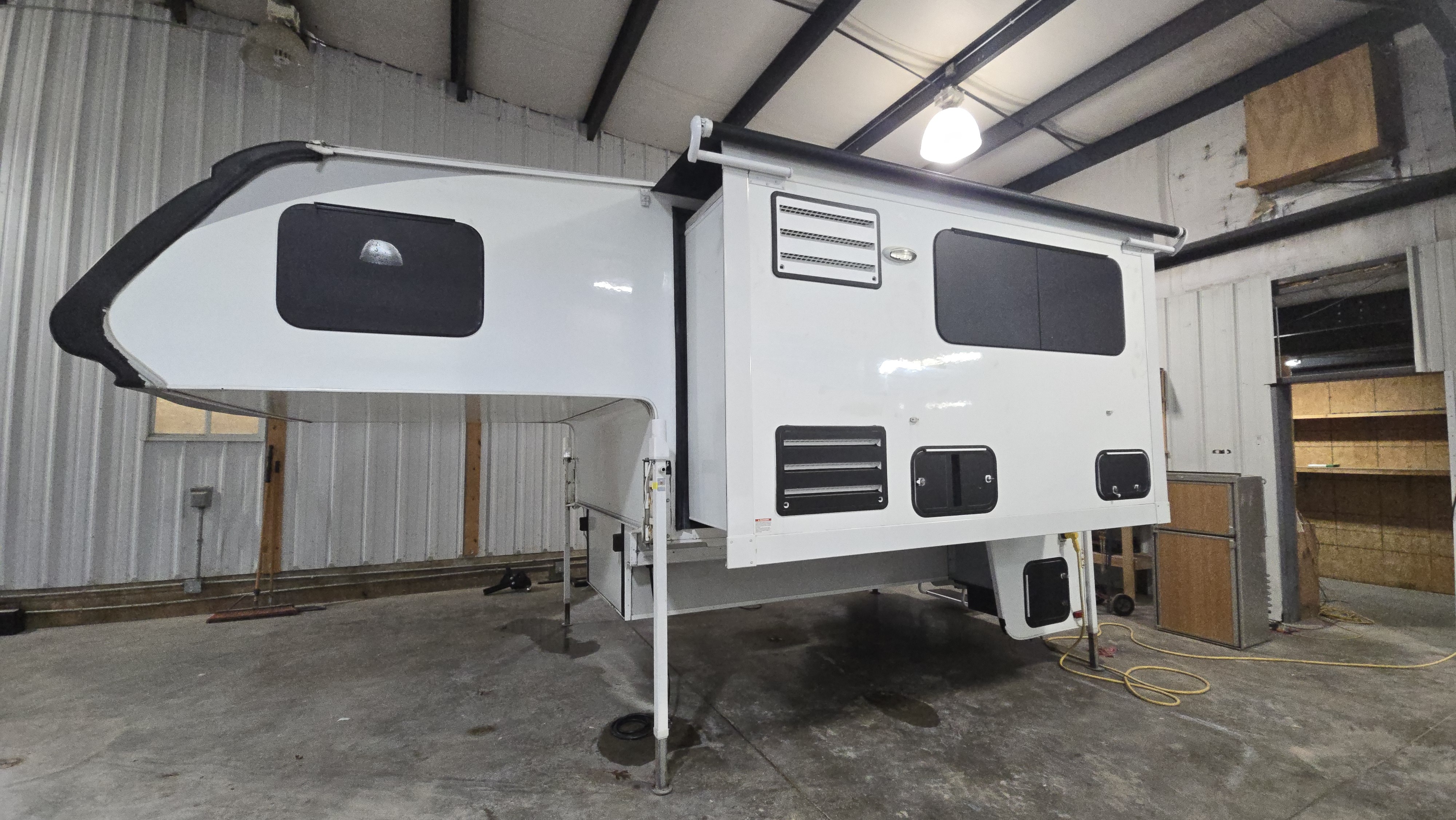 2019 Lance 975 TRUCK CAMPER RV