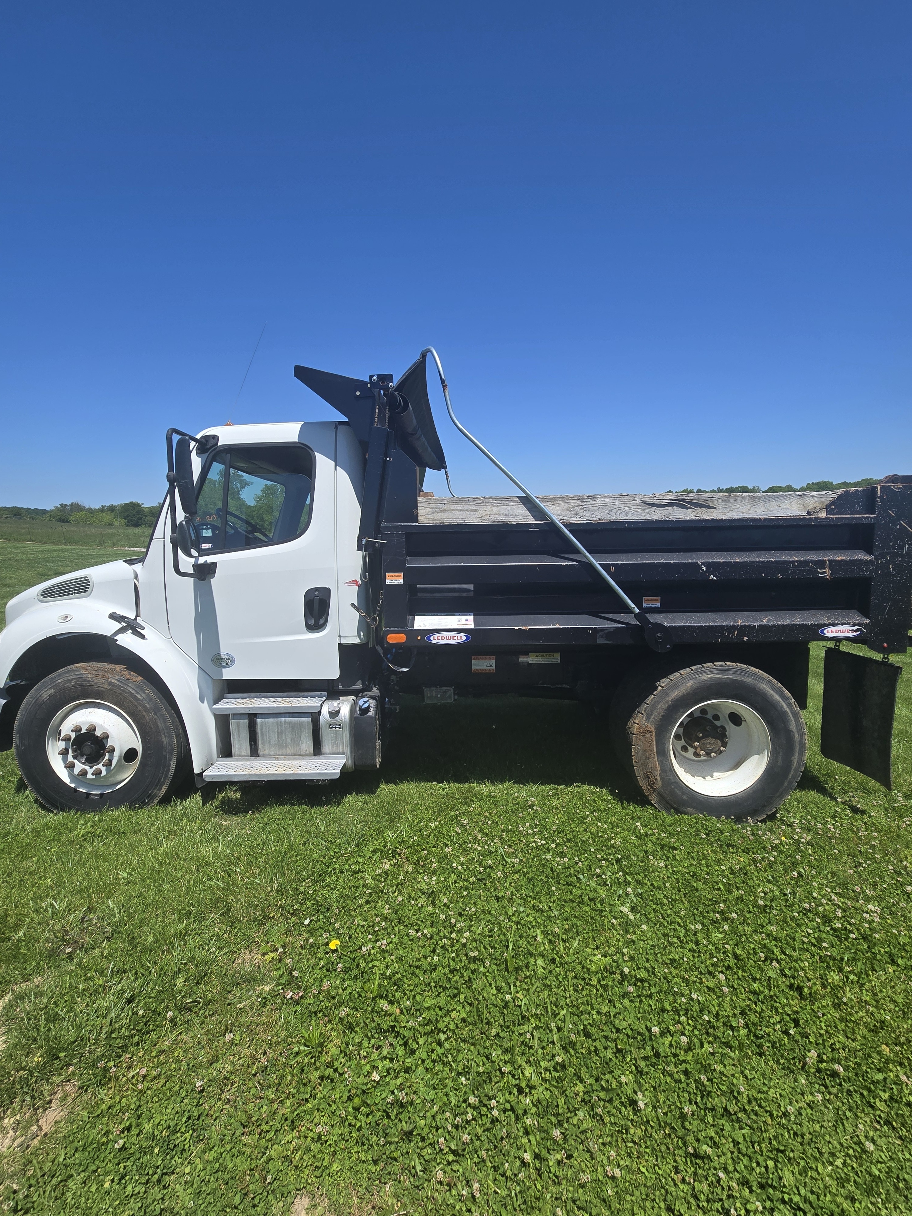 2019 FREIGHTLINER Business Class M2 106 in Fredericksburg, IN
