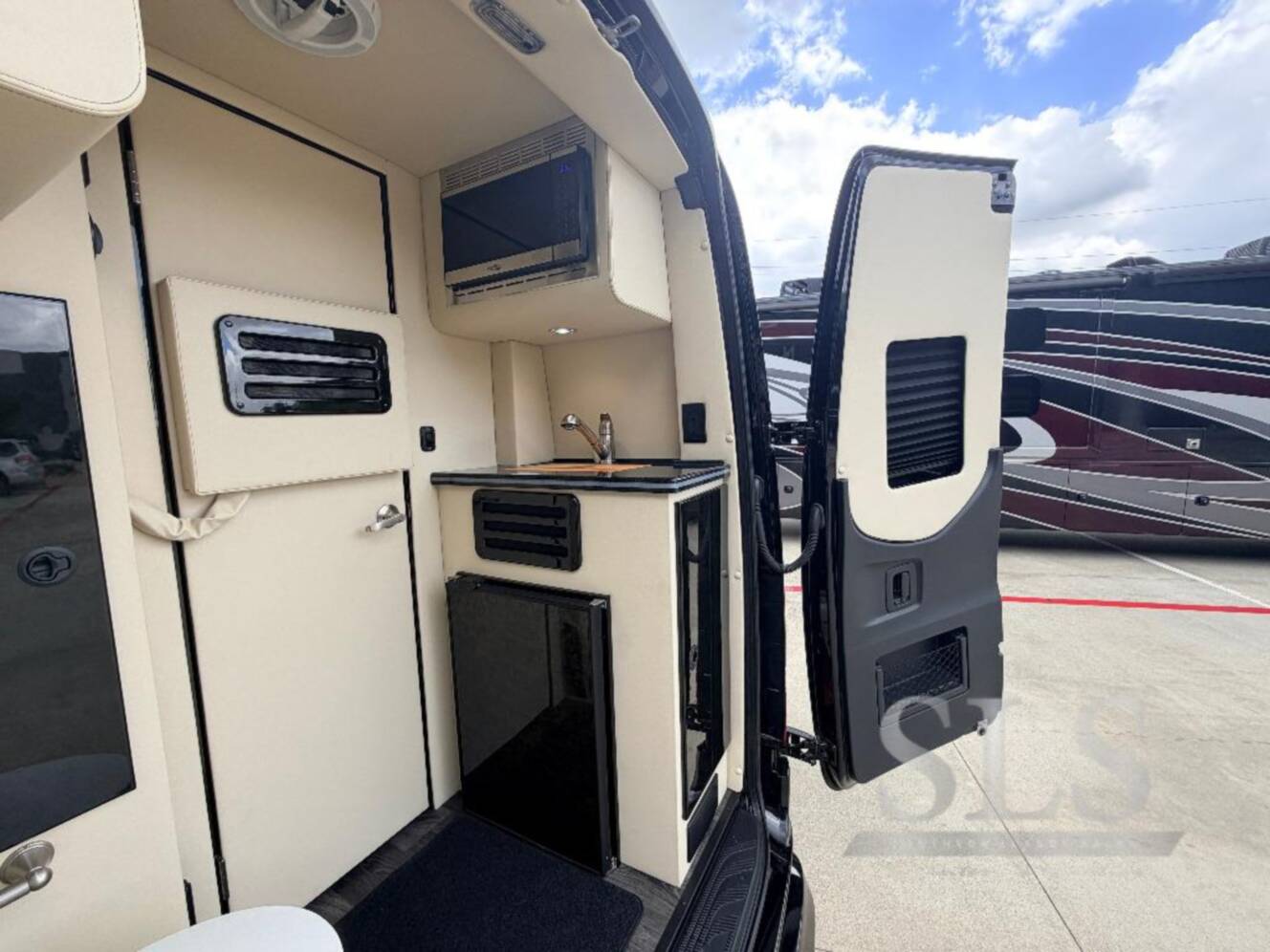 A photo of this 2026 Midwest Automotive Designs Luxe Cruiser D6